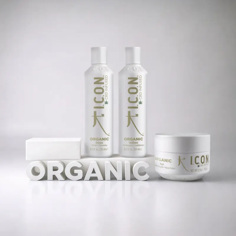 ガラス棚に並ぶ I.C.O.N. Organic の CBD 配合シャンプー、コンディショナー、マスク