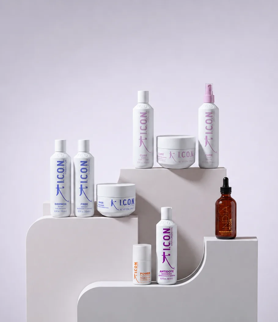 Hydration、Cure、Antidote、Power、India 各ラインの I.C.O.N. 製品 9 点が白い台座に並ぶ
