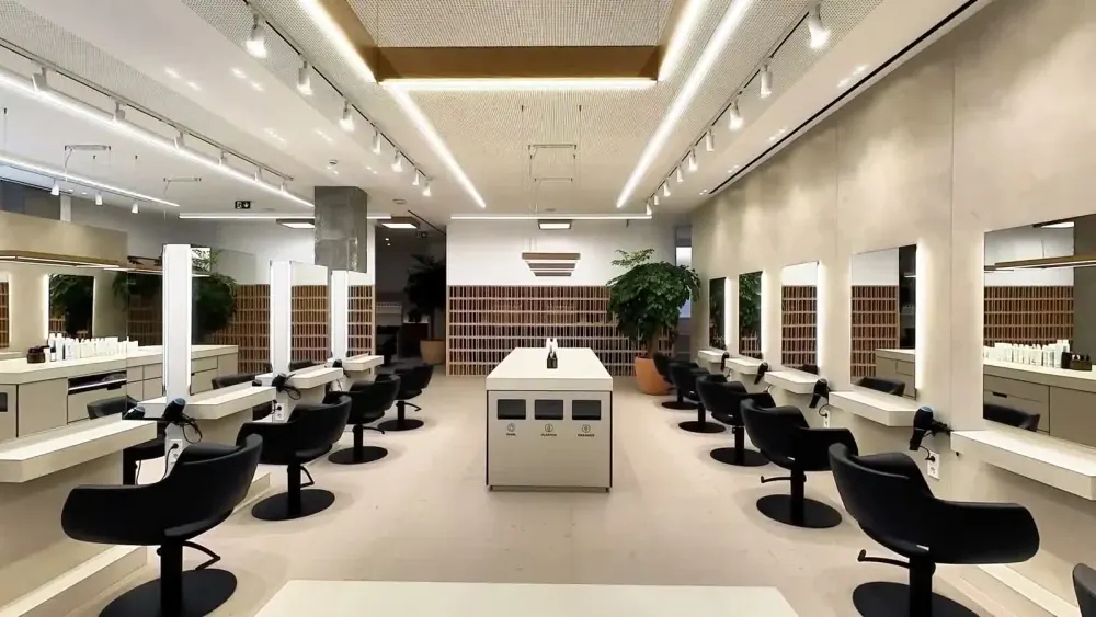 House of I.C.O.N. のサロンフロア、スタイリングステーションとチェア