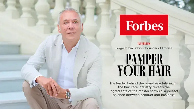 石の階段に立つ Jorge Rubín、Forbes インタビュー