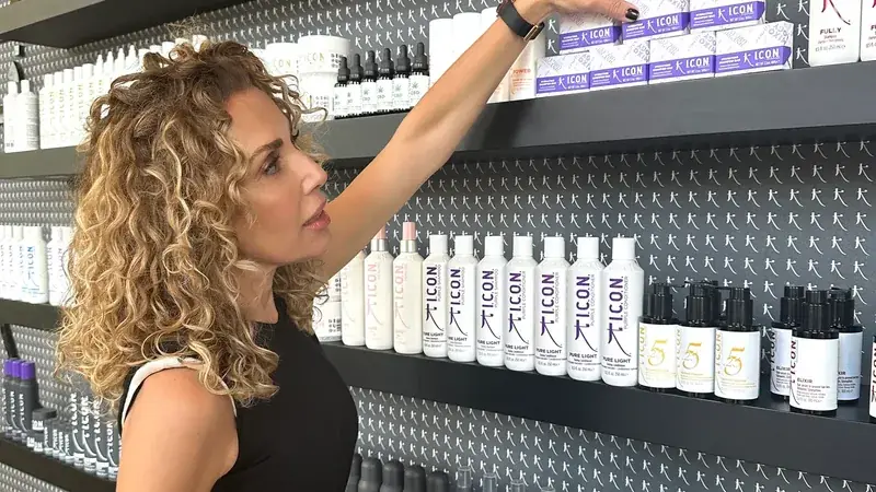 I.C.O.N. の棚の前に立つ Chiara Scudieri、Glamour インタビュー