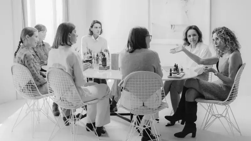 テーブルを囲む Vogue 読者と Chiara Scudieri、Vogue Studio