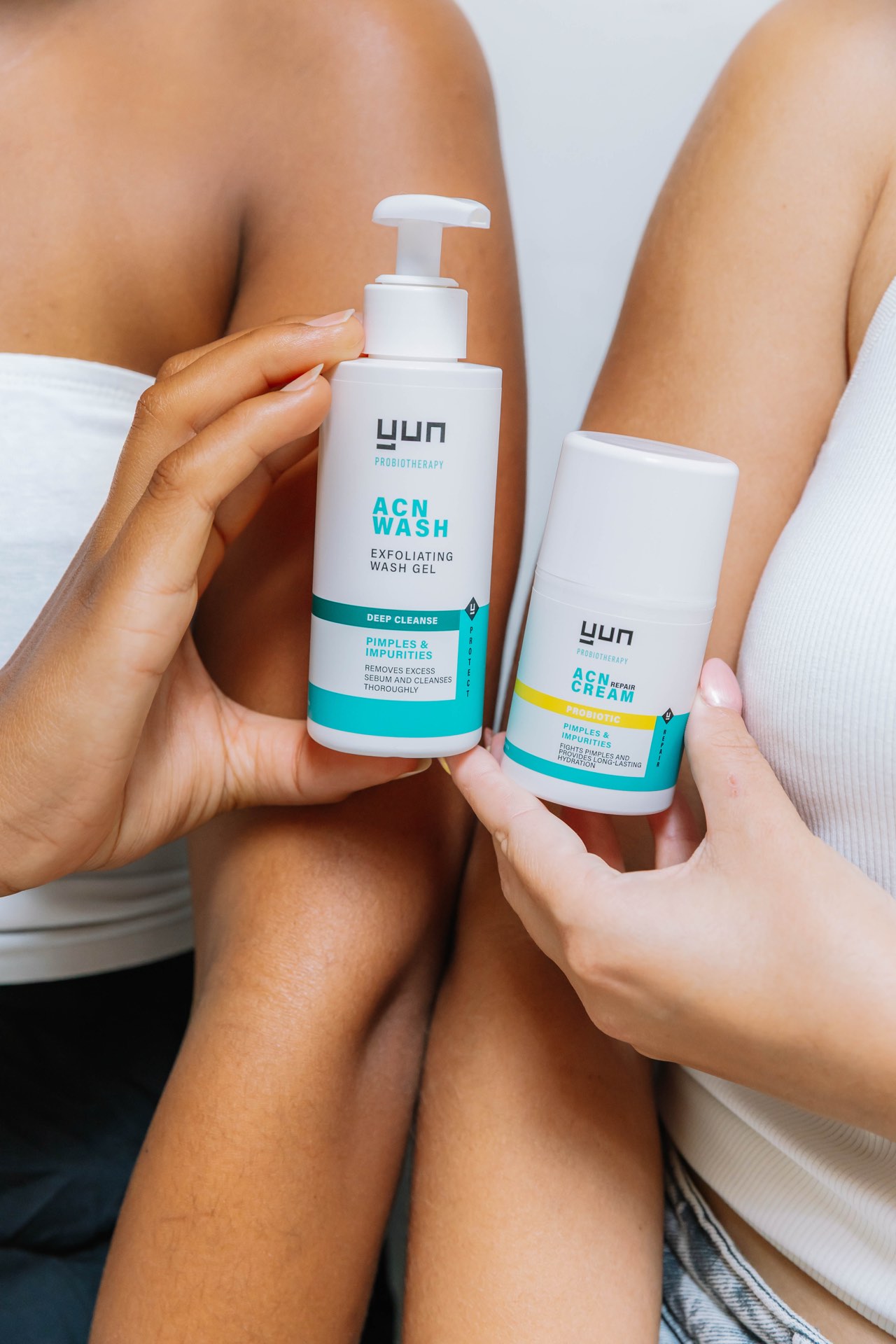 คนสองคนถือ YUN ACN Wash และ ACN Repair Cream
