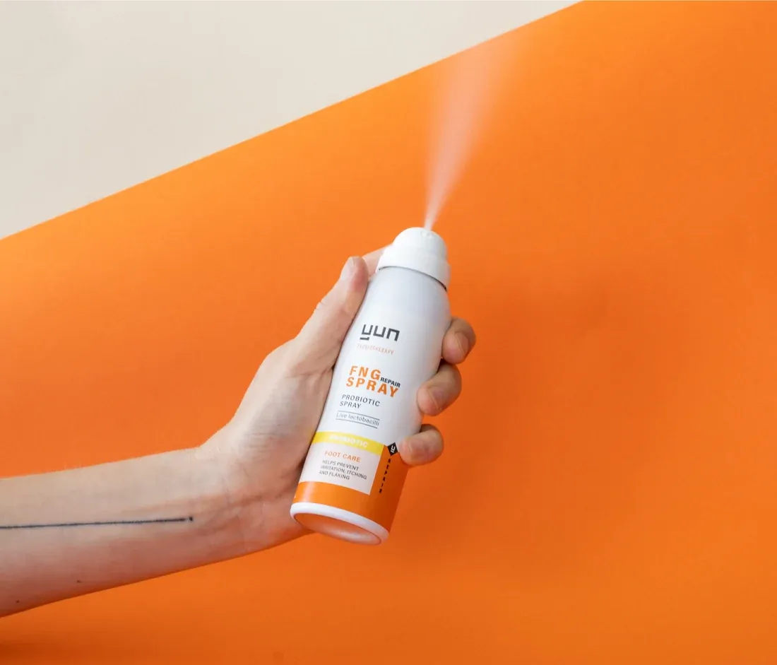 สเปรย์ YUN FNG Probiotic Repair Spray ขณะฉีดพ่น