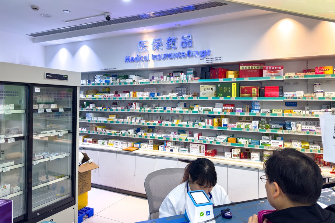 中国药房柜台，货架上摆满药品